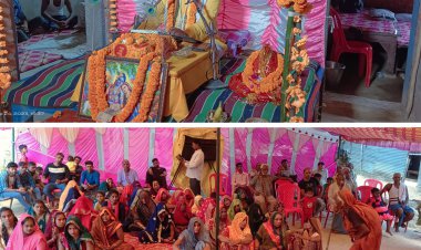 बंशी शोभित कर मधुर, नील जलद तन श्याम। अरुण अधरजनु बिम्बफल, नयनकमलअभिराम॥