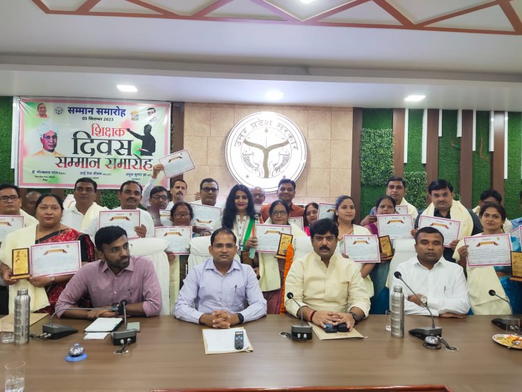शिक्षक दिवस पर जिलाधिकारी ने शिक्षकों को किया सम्मानित