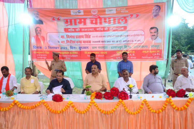 विकासखंड करंजाकला के डाल्हनपुर में जन चौपाल का आयोजन।