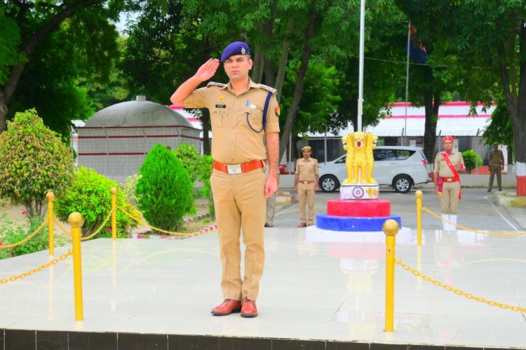 साप्ताहिक परेड की सलामी लेकर किया गया निरीक्षण, एसपी जौनपुर