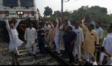 गाजीपुर-कटरा मां वैष्णो देवी एक्सप्रेस ट्रेन का डोभी में हुआ स्वागत