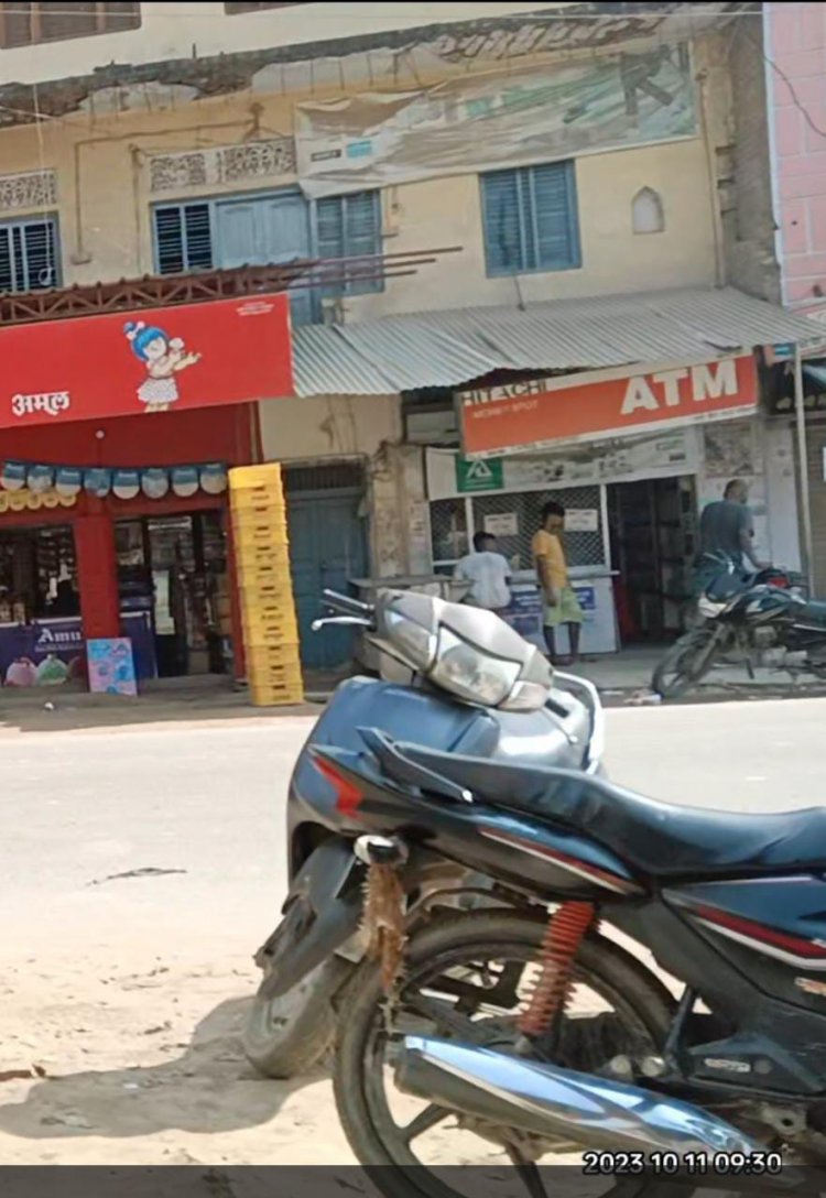 सप्ताहीक बंदी के बावजूद खुल रही है दुकानें