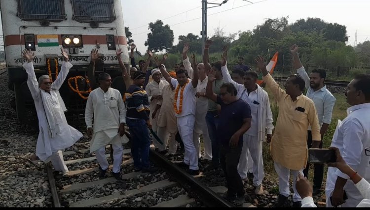 गाजीपुर-कटरा मां वैष्णो देवी एक्सप्रेस ट्रेन का डोभी में हुआ स्वागत