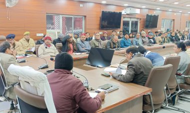 जिलाधिकारी श्री अनुज कुमार झा की अध्यक्षता में अभियोजन से संबंधित कार्यों की समीक्षा बैठक