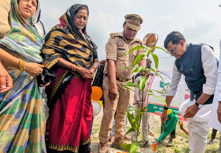 'एक पेड़ माँ के नाम' अभियान के तहत भीलमपुर में हुआ वृहद पौधारोपण, हजारों पौधे रोपे गए