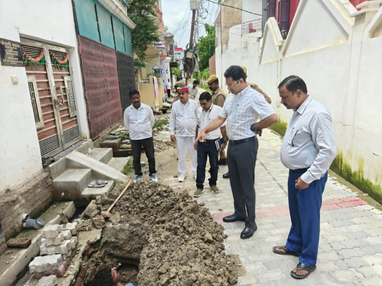 वाजिदपुर में क्षतिग्रस्त इंटरलॉकिंग सड़क का डीएम ने किया निरीक्षण, शीघ्र मरम्मत के दिए निर्देश